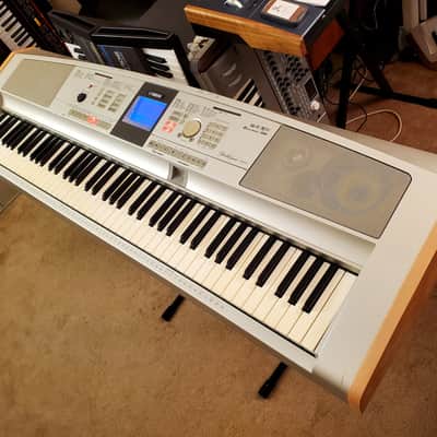 MUST SEE!!! YAMAHA DGX 505 SEMI-WEIGHTED 88-KEY DIGITAL PIANO IN AMAZING CONDITION! image 4