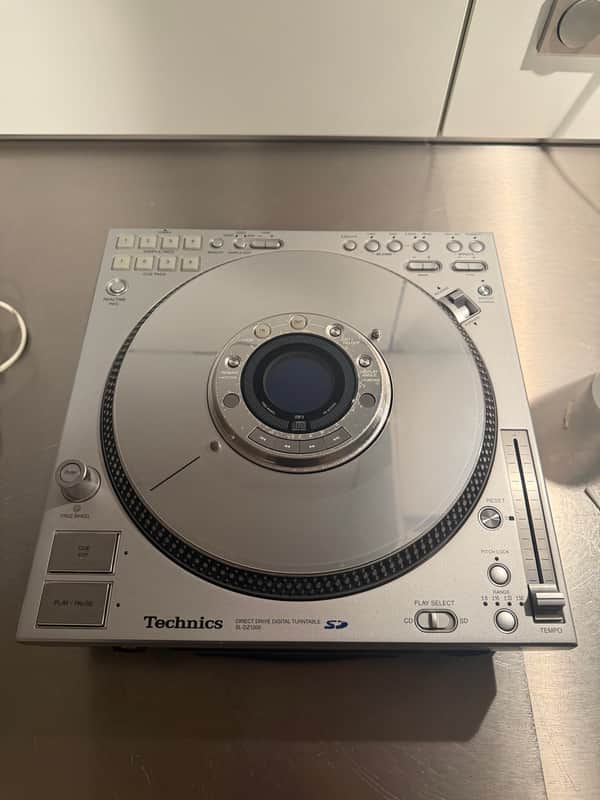 Technics SL-DZ1200 Digital TurnTable Direct Drive image 1