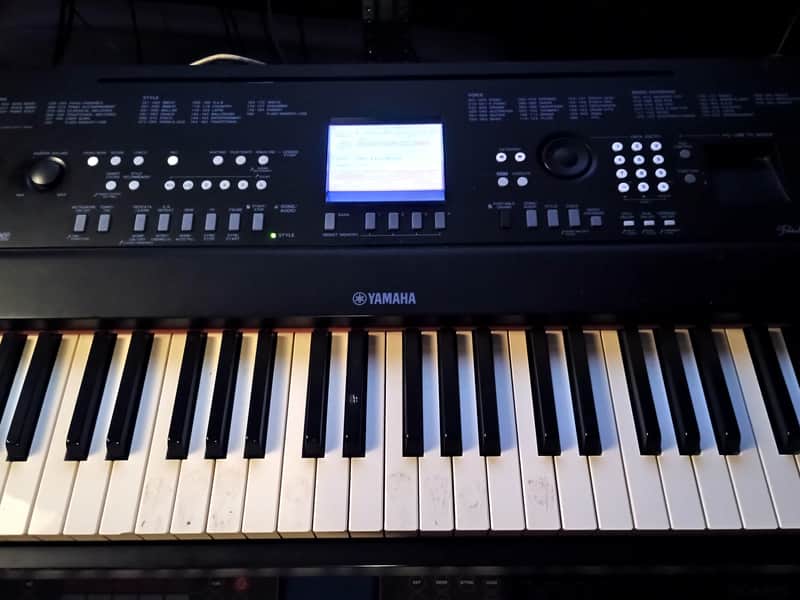 Yamaha DGX-650 2010s - Black image 1
