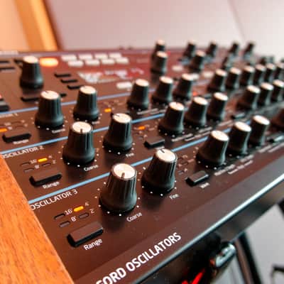 Novation Peak, 8-Voice Polysynth, Wooden Cheeks and Stand, Boxed image 3