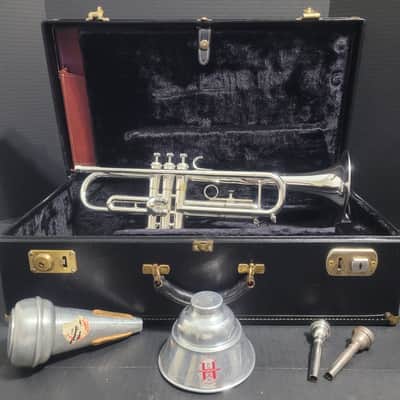 Getzen Eterna 900 Severinsen Model Trumpet,2 mouthpieces ,2 mutes and Original case 1968-1970 - Silver plated image 3