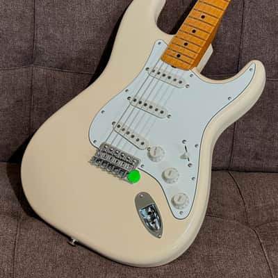 Fender Vintera III Late '60s Stratocaster w/Fender Deluxe bag and Case Candy - 2026 Model in Olympic White image 4