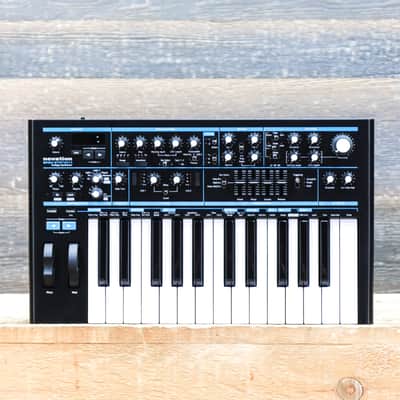 Novation Bass Station II Paraphonic Analogue Synthesizer 25-Note Keyboard w/Box
