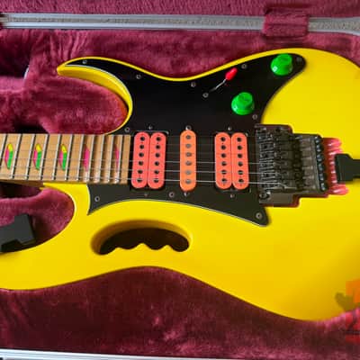 Beautiful 1990 Ibanez JEM777DY Desert Yellow Pyramid Inlays + Hard Case + Tremolo Arm + Original Manual + Strap image 3