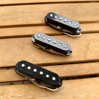 Proper Pickups "South of the Border" Handwound Stratocaster Pickup Set w/ Treble Bleed & PIO Capacitor—Black image 2