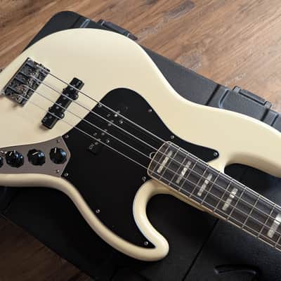 2013 Fender American Deluxe Active 4 String Jazz Bass Guitar White W/OHSC & Candy image 7