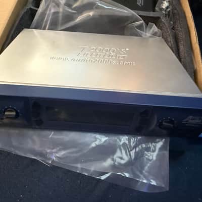 Audio 2000’s AWM6952U Pro 2 Channel UHF Wireless System with 100 frequencies 2013 - Silver image 4