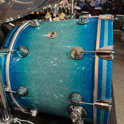 ~WOW!~ DW Collector's Series Maple/Mahogany 5-Piece 10/12/14/16/22 Drum Kit Set in Electric Blue Burst Glitz Lacquer with Chrome Hardware image 9