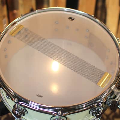 DW 5x14 Collector's Maple VLT Lexus White Lacquer Snare Drum - SO#1127629 image 5
