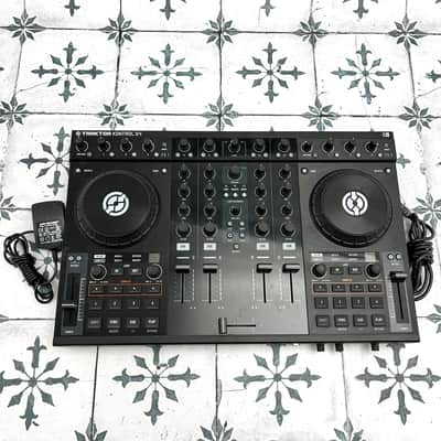 Contrôleur Traktor S4 MK1 – Occasion, Bon État, Idéal DJ Débutant Ou Pro