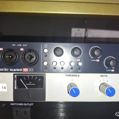 Focusrite Scarlett 18i20 first gen 2010s - Black/red image 2