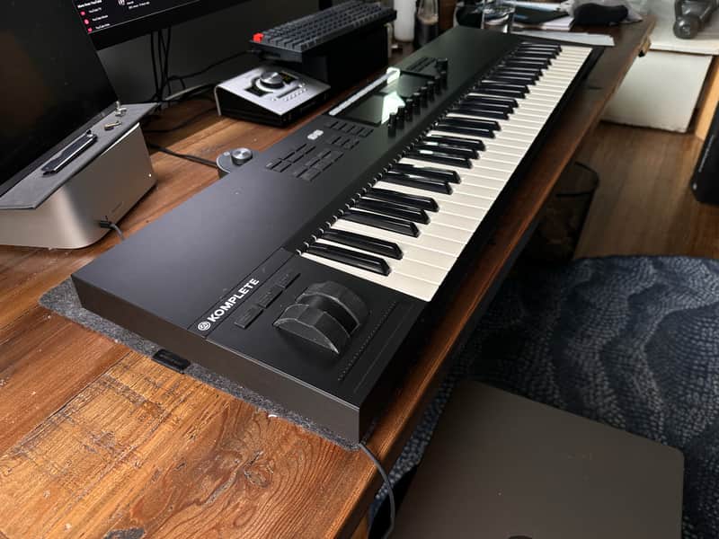 Native Instruments Komplete Kontrol S61 Mk2 2010s - Black image 1