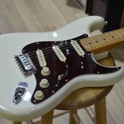 Fender Player Plus Stratocaster Olympic Pearl -  Incl Delux Gig Bag B Stock image 8