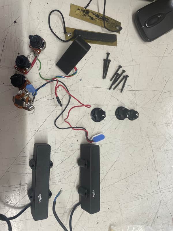 Reflex Active Jazz bass pickups and wiring harness - Black image 1