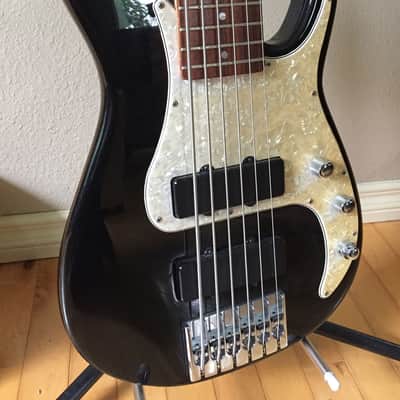 Peavey Axcelerator 6-String Bass USA with Case image 3