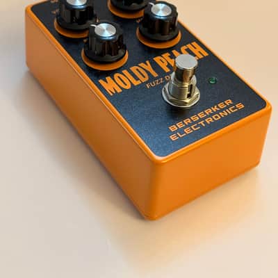 Berserker Electronics Molder Peach 2020’s - Black and orange image 3