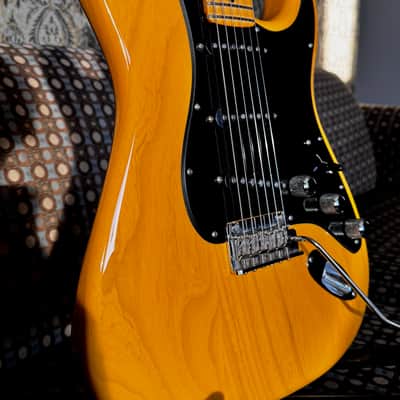 Fender American Professional Stratocaster, Light Ash with Maple Fretboard 2018 - Aged Natural image 2