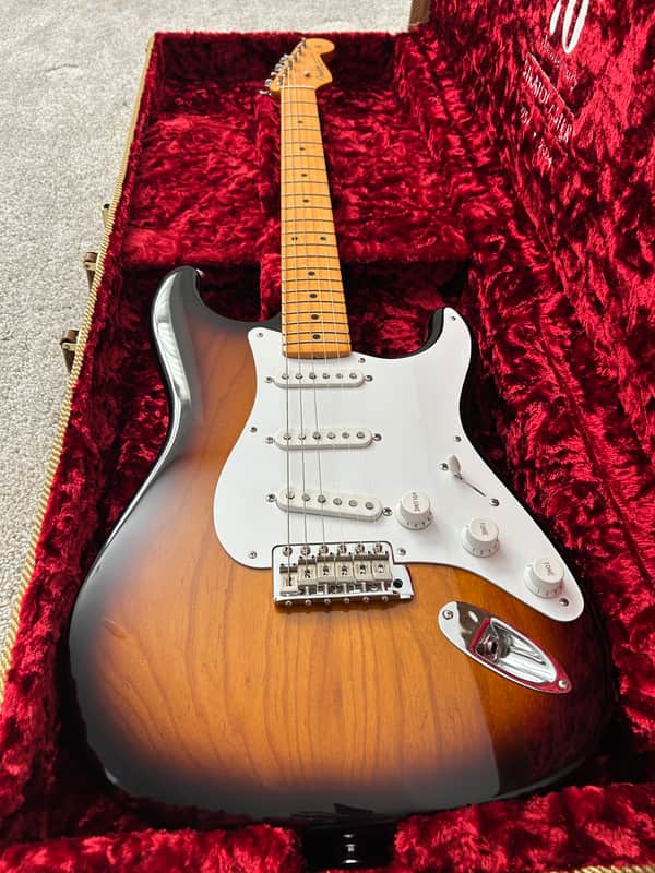 Fender 70th Anniversary American Vintage II '54 Stratocaster 2024 - 2-Color Sunburst