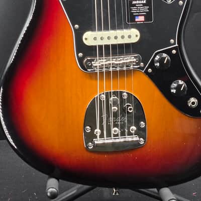 Fender 0114990300 American Professional Classic Jaguar®, Rosewood Fingerboard, 3-Color Sunburst image 1