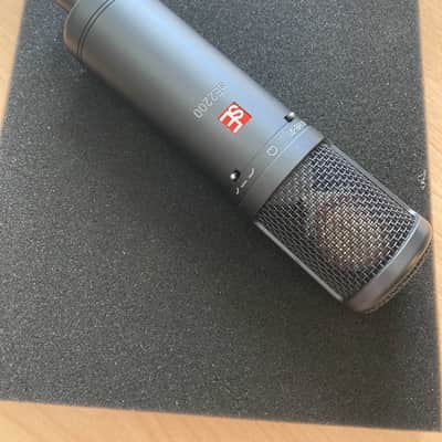 sE Electronics sE2200 Large Diaphragm Cardioid Condenser Microphone w/ Isolation Pack image 3