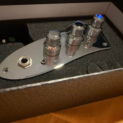 John East J Retro Bass Preamp for Jazz Bass Deluxe - Chrome image 2