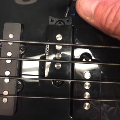 Fender® Thumb Rest For J-Bass And P-Bass, Black Color - Montances