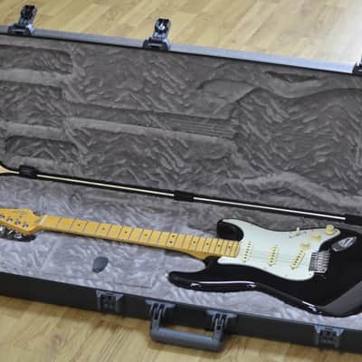 American Professional II StratocasterÂ® Maple Fingerboard, Black B Stock image 9