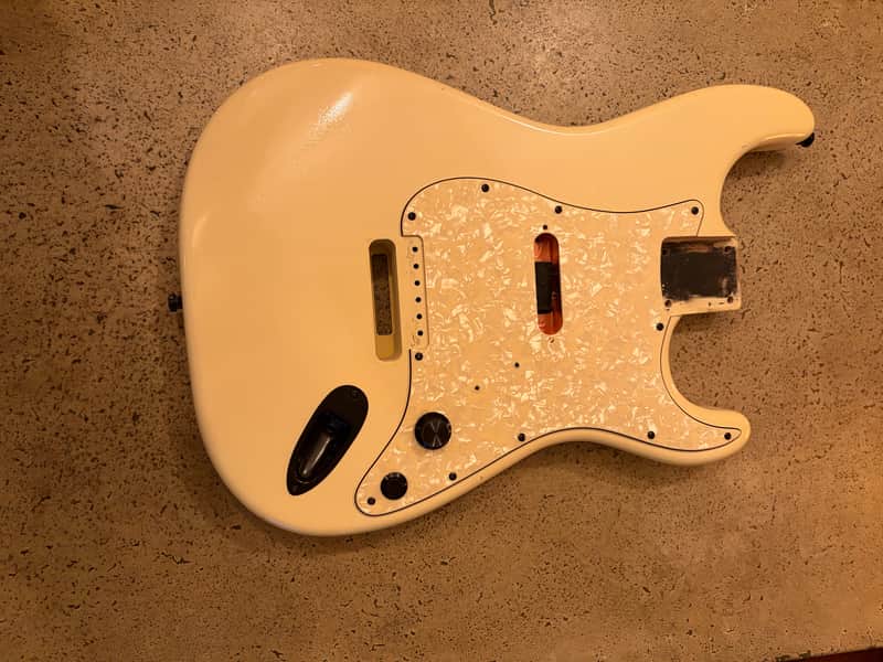 Musikraft Stratocaster body 2024 - Olympic White Nitro with vintage checking