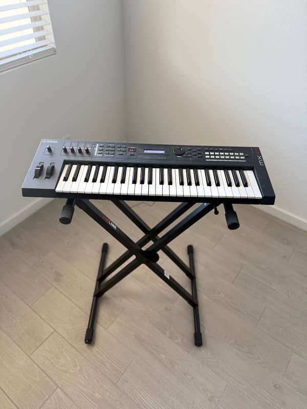 Yamaha MX49 - Black image 1