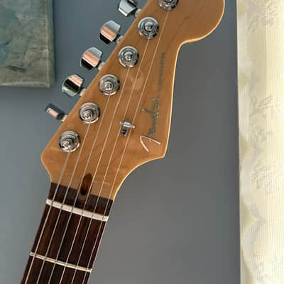 Fender American Deluxe Stratocaster with Rosewood Fretboard 2011 - 2015 - 3-Color Sunburst image 2
