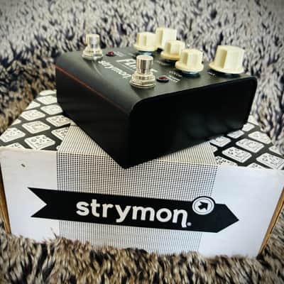 Strymon Flint Reverb and Tremolo V1 2012 - 2022 - Black with White Knobs image 4