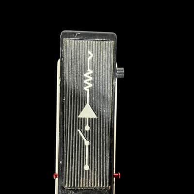 ギター CUSTOM AUDIO JAPAN MC404 MXR / MC404 CAE Wahの特徴と使い方などをレビュー。2種の音色と