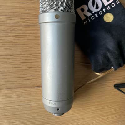 RODE NT1-A Large Diaphragm Cardioid Condenser Microphone 2002 - Present - Silver