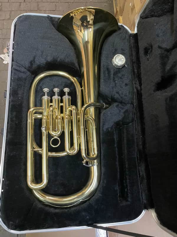 Alto Horn with case and mouthpiece. Gold color image 1