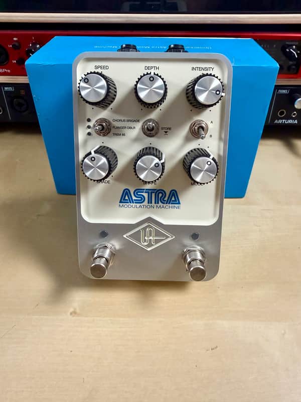 Universal Audio Astra Modulation Machine 2021 - Present - White image 1