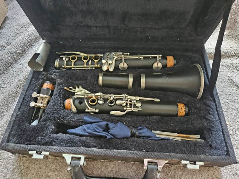 Kohlert Resin Clarinet with case, good condition image 1
