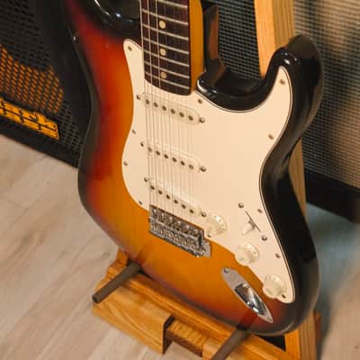 Fender Stratocaster with 3-Bolt Neck, Maple Fretboard 1975 Sunburst image 9
