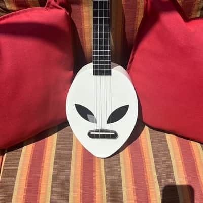 Mahalo MC1ALGGN Glow Green Alien shaped soprano ukulele 2000 to present  - Glow green image 2