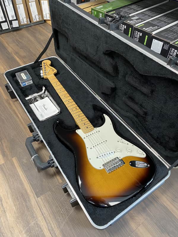 Fender American Special Stratocaster - 2-Color Sunburst Gloss Urethane