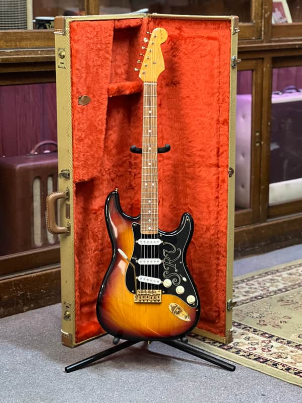 1992 Fender Stevie Ray Vaughan Stratocaster with Pau Ferro Fretboard - 3-Color Sunburst