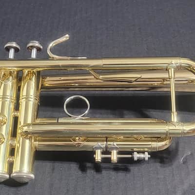 Bach Stradivarius 43G Bell Trumpet, 2 Mouthpieces &2 handle hardwood case. - Clear Lacquer image 3