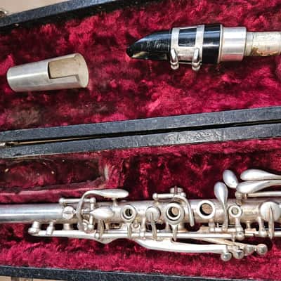 Elkhart Cavalier metal clarinet, USA, Silver-finish with case