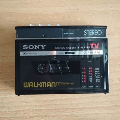 Sony WM F30 1984 - Sony Walkman radio Cassette player WM F30 black working image 3
