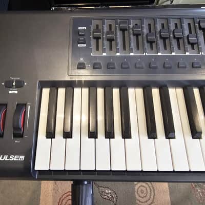 Novation Novation Impulse 61 USB MIDI Controller Keyboard Mid 2012 - Black image 10
