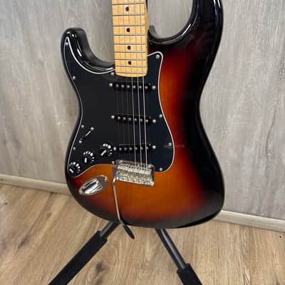 Fender Player Stratocaster with Maple Fretboard 2018 - 2024 - 3-Color Sunburst image 2