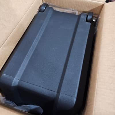 Gator GTR-MINIVAULT-B2 Mini Vault for 2 Electric Bass Guitars image 3