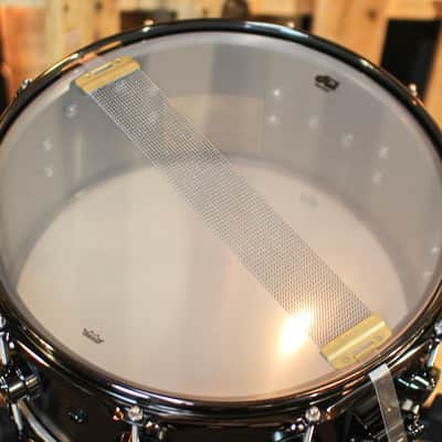 DW 6.5x14 Collector's Satin Black over Brass w/ Black Nickel Snare Drum - DRVD6514SVNBK image 5