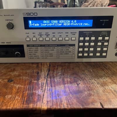 Akai S900