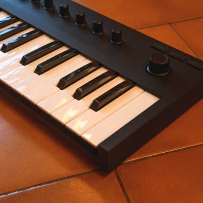 Native Instruments Komplete Kontrol M32 2019 - Black image 2