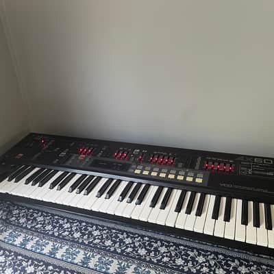 Akai AX 60 programmable six voice synthesizer keyboard vintage synth